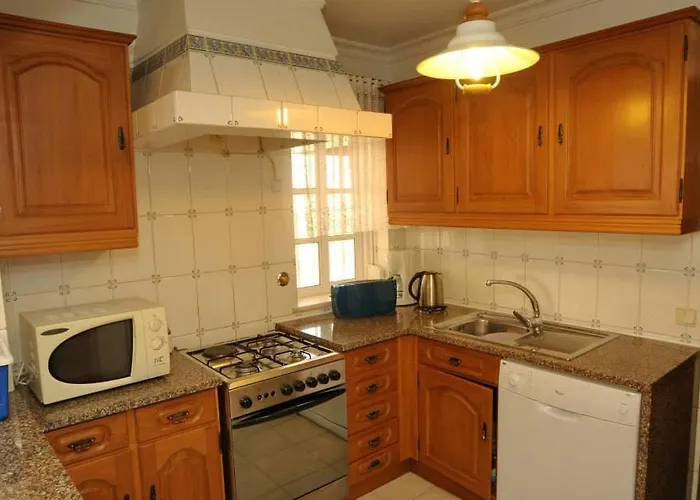 Дом отдыха V4 Com Piscina Privada A 400 Metros Da Албуфейра
