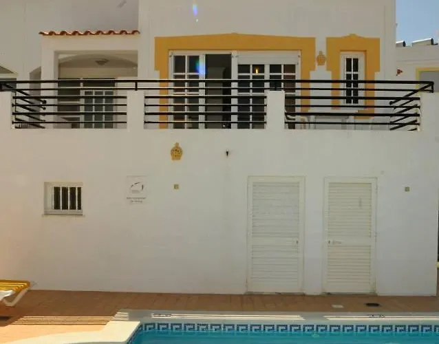 V4 Com Piscina Privada A 400 Metros Da Албуфейра